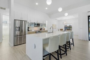 Fridge, microwave, oven, stovetop - Gulf Access Home, Heated Saltwater Pool & Spa, Dock and Tiki Hut - Villa Perchside Palace (Cape Coral)