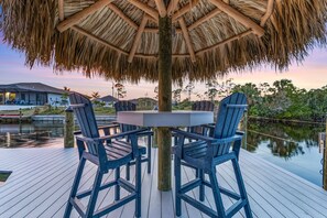 Outdoor dining - Gulf Access Home, Heated Saltwater Pool & Spa, Dock and Tiki Hut - Villa Perchside Palace (Cape Coral)