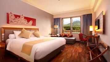 Panorama tweepersoonskamer | Een kluis op de kamer, een bureau, geluiddichte muren