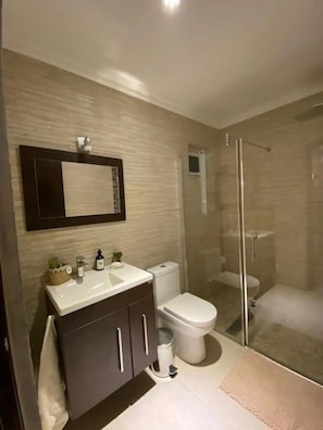 Serviettes fournies, savon, papier toilette