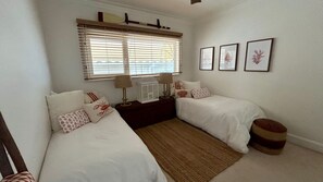 5 bedrooms, iron/ironing board, WiFi, bed sheets - Beachfront home with amazing views (Mount Martha)