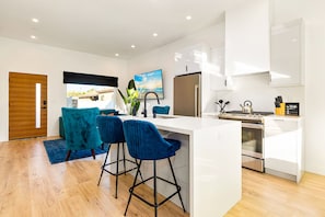 Private kitchen - Hip & Luxe Bungalow w/ Private Hot Tub near Sofi Stadium! (Beverly Hills)