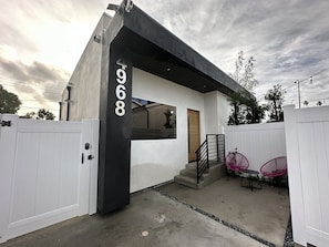Exterior - Hip & Luxe Bungalow w/ Private Hot Tub near Sofi Stadium! (Beverly Hills)