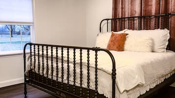 2 bedrooms, in-room safe, desk, iron/ironing board