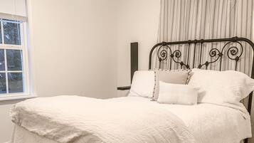 2 bedrooms, in-room safe, desk, iron/ironing board