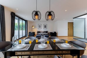 Deluxe Penthouse, 4 Bedrooms | Dining room