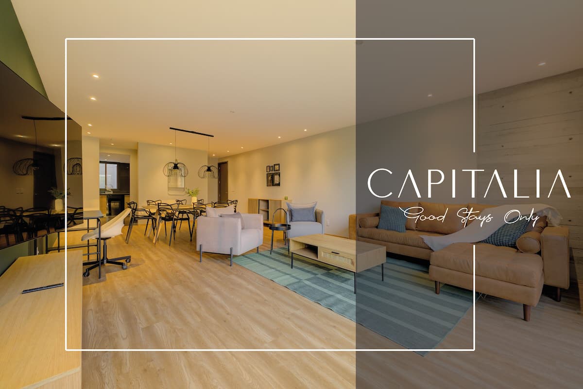 Luxury Apartment, 3 Bedrooms, Balcony, City View | Ruang tamu | 45 inci televisyen skrin rata dengan kabel 