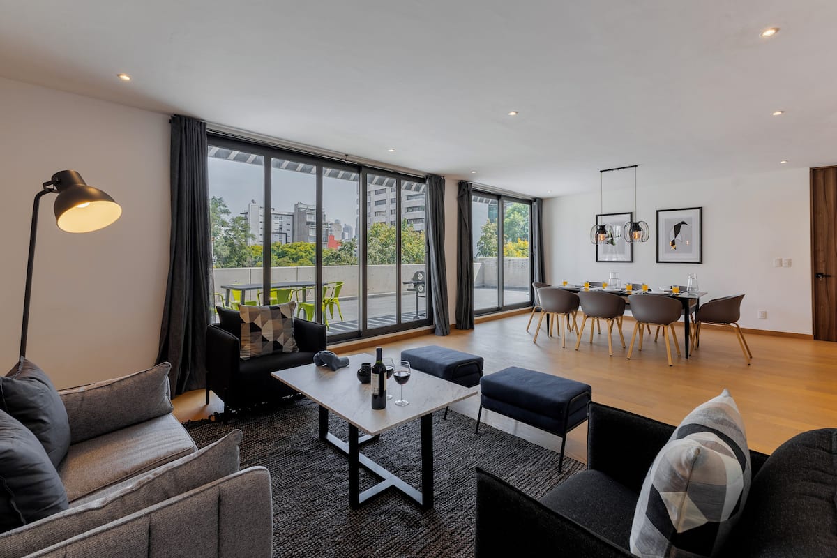 Deluxe Penthouse, 4 Bedrooms | Ruang tamu | 45 inci televisyen skrin rata dengan kabel 
