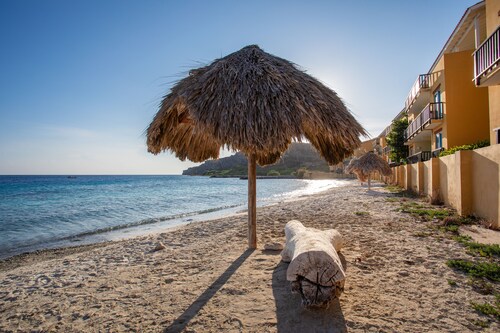 Beautiful, peaceful condo located on gorgeous peninsula. Only meters from beach!