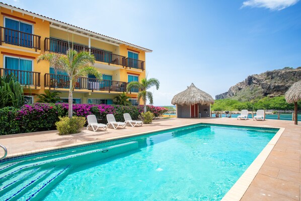 حمّام سباحة خارجي