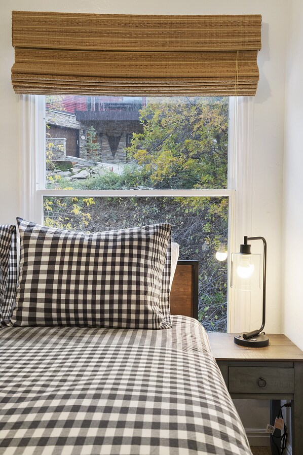 3 bedrooms, desk, iron/ironing board, travel cot - 5 minute walk to Main Street. Fully updated, pet friendly, home that sleep 6. (Park City)