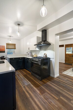 Fridge, microwave, oven, stovetop - 5 minute walk to Main Street. Fully updated, pet friendly, home that sleep 6. (Park City)