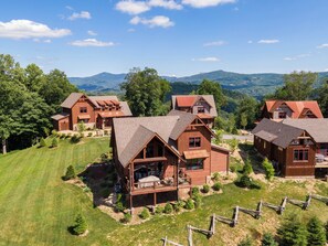 Exterior - Price Peak - Eagles Nest Village, great views, hot tub, and pet friendly (Banner Elk)