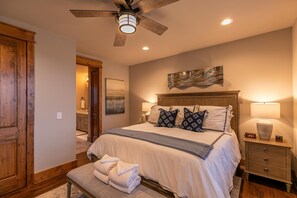 3 bedrooms, iron/ironing board, free WiFi, bed sheets - Price Peak - Eagles Nest Village, great views, hot tub, and pet friendly (Banner Elk)