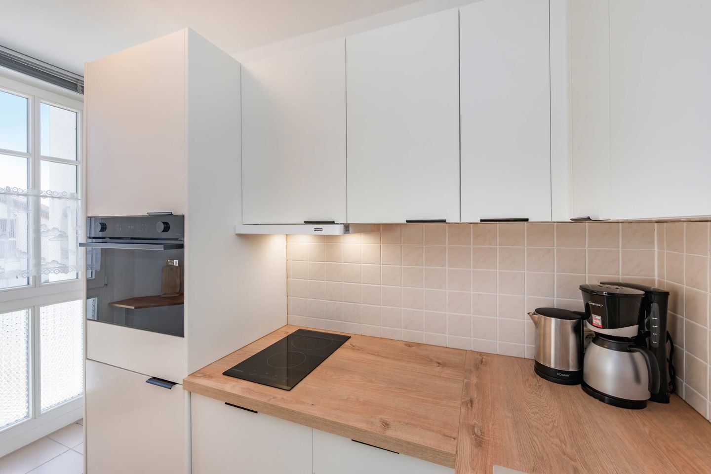 Wasserkocher mit Kaffee-/Teezubehör, Kühlschrank, Mikrowelle, Ofen