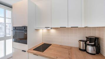 Wasserkocher mit Kaffee-/Teezubehör, Kühlschrank, Mikrowelle, Ofen