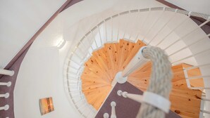 Una escalera de caracol con barandillas blancas y peldaños de madera.