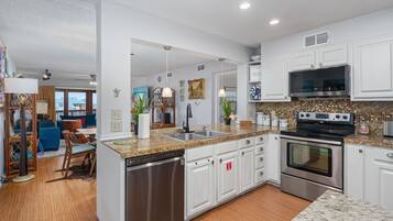 Geladeira, micro-ondas, fogão, cooktop