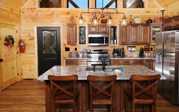 Fridge, microwave, oven, stovetop - Lily's Hideaway - Games and gorgeous views! (Sevierville)