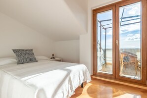 3 quartos, ferros/tábuas de passar roupa, berço de viagem