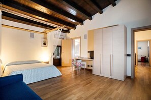 4 habitaciones, tabla de planchar con plancha y cuna de viaje 
