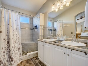 5 habitaciones, escritorio y espacio para trabajar con laptop 