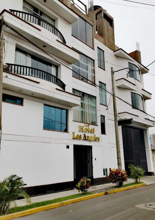 Front of property - HOTEL LOS ANGELES (Huaral)