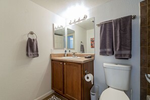 Douche, sĂšche-cheveux, serviettes fournies, savon