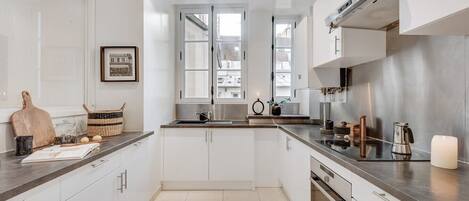 Réfrigérateur, micro-ondes, four, plaque de cuisson