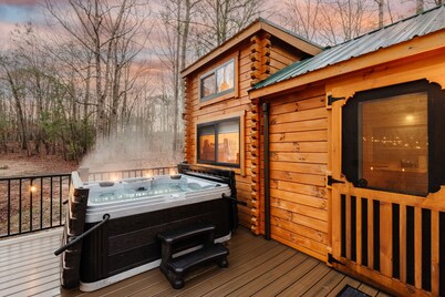 Woodland Chalet w/ HOT TUB, Deck + Private Lake!