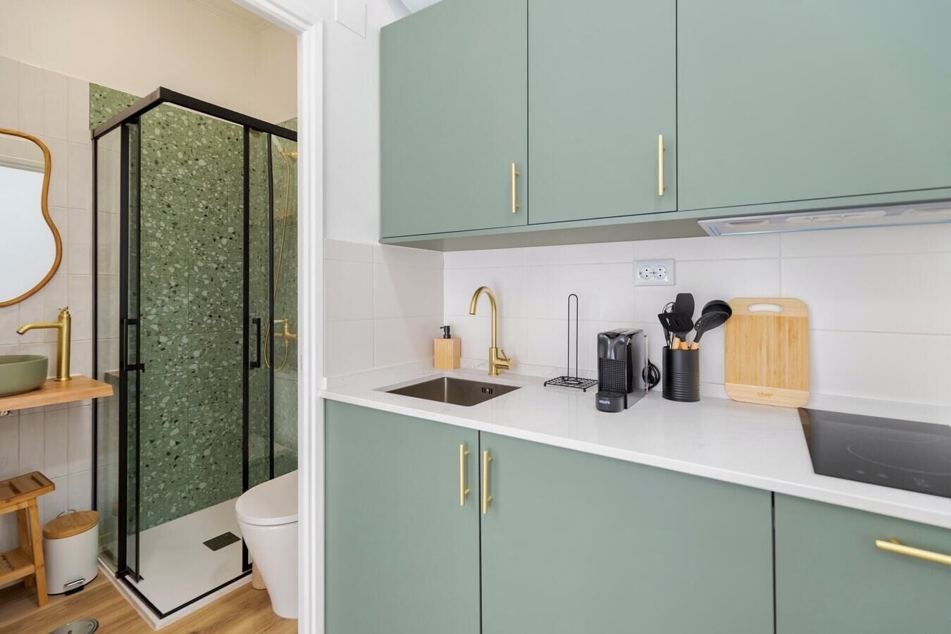 Refrigerador, cafetera/tetera, tostadora, utensilios de cocina