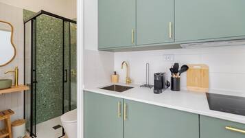 Refrigerador, cafetera/tetera, tostadora, utensilios de cocina