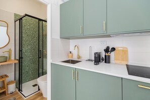 Kjøleskap, kaffetrakter/tekoker, brødrister og kjøkkenutstyr