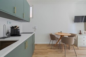 冷蔵庫、コーヒー / ティーメーカー、トースター、調理器具と食器