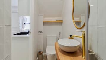 Secador de cabelo, toalhas de banho