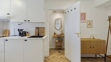 Refrigerador, parrilla de estufa y utensilios de cocina