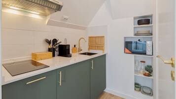 Frigorífico, placa de cocina y utensilios de cocina