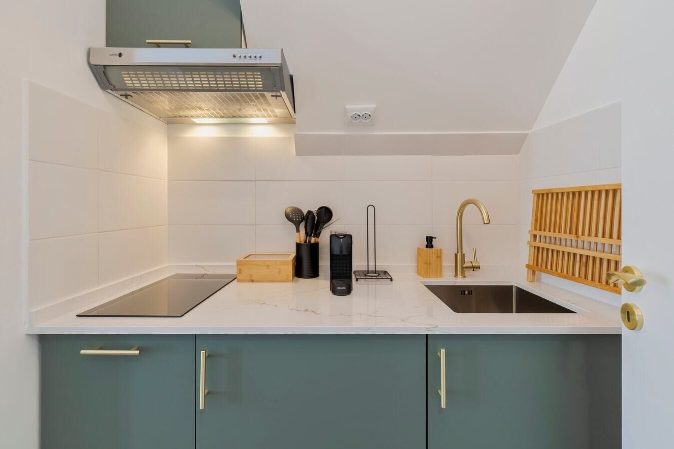 Geladeira, cooktop, talheres/pratos/utensílios de cozinha