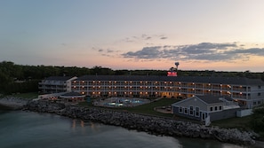 A multi-story hotel with a swimming pool and a gazebo. - Bayshore Resort at Put-in-Bay (Put-in-Bay)