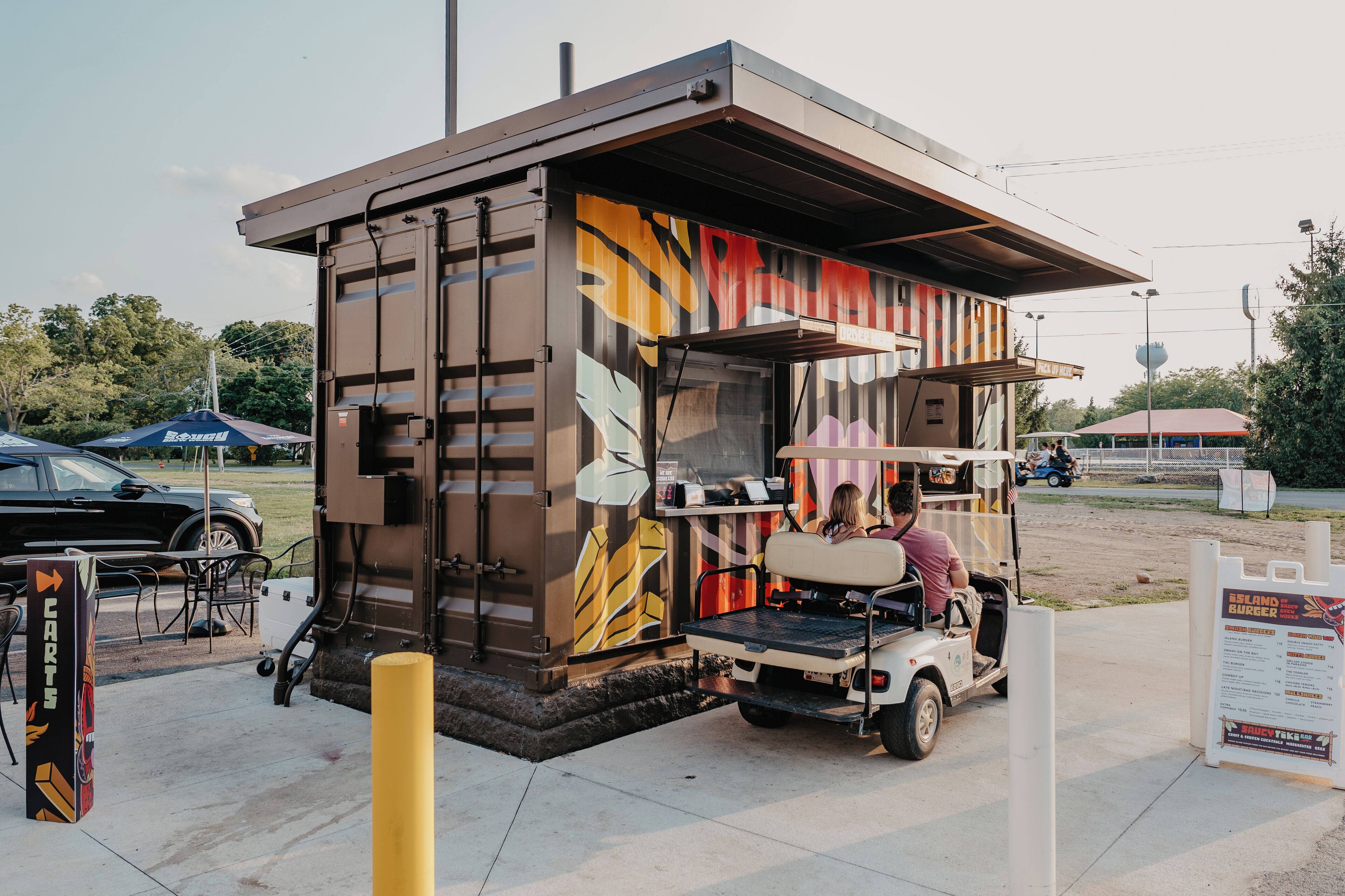 Un camion-restaurant aux couleurs vives, doté d’un petit espace pour s’asseoir.