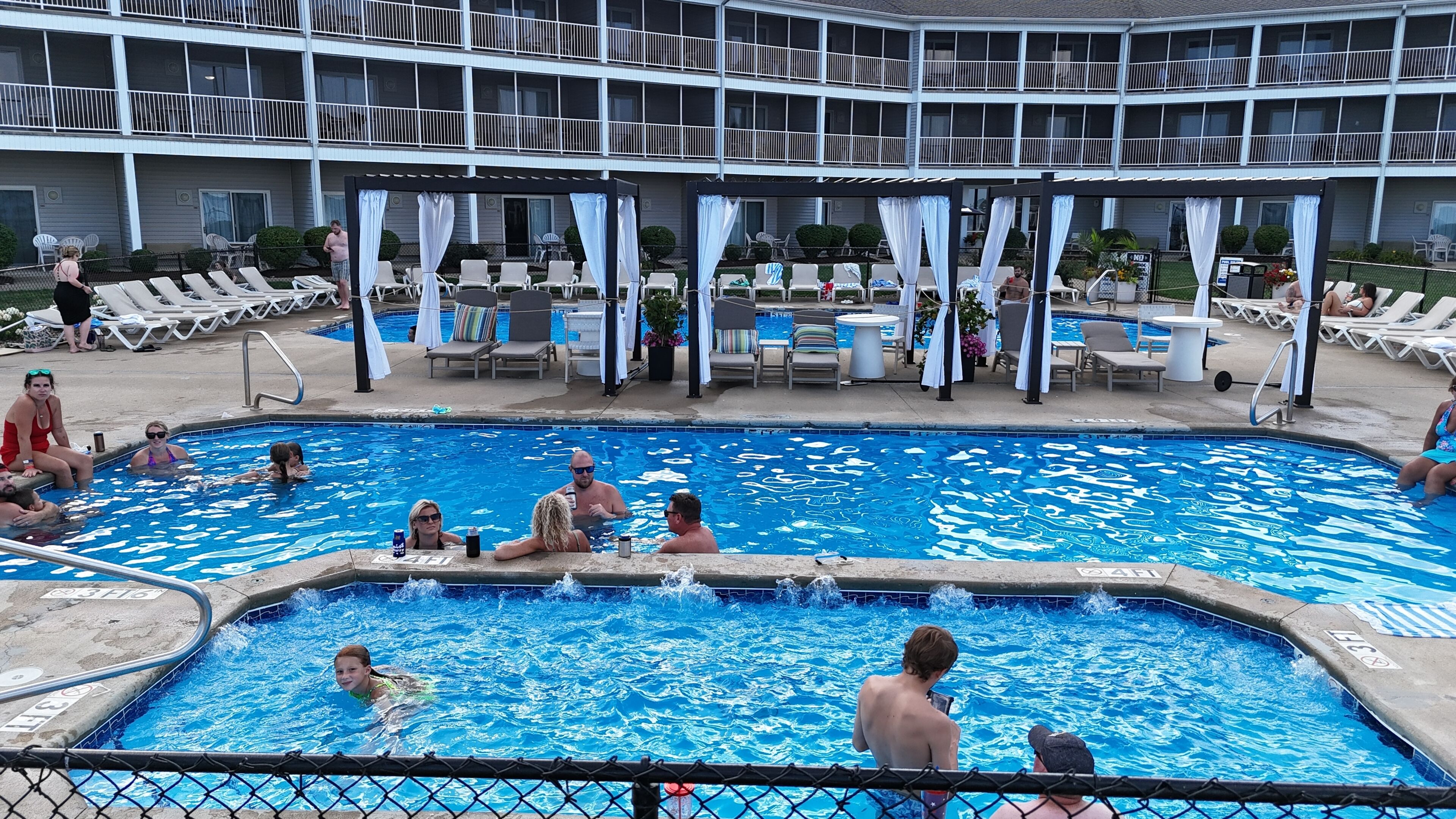 2 piscinas externas, funciona das 8h às 23h30, barracas, guarda-sóis