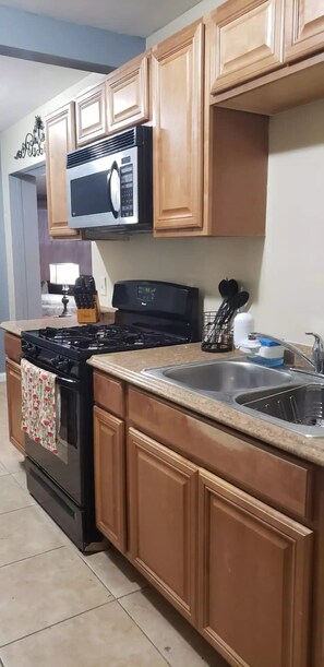 Réfrigérateur, four à micro-ondes, un four, surface de cuisson