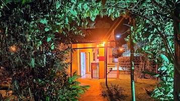 Fachada da propriedade à noite