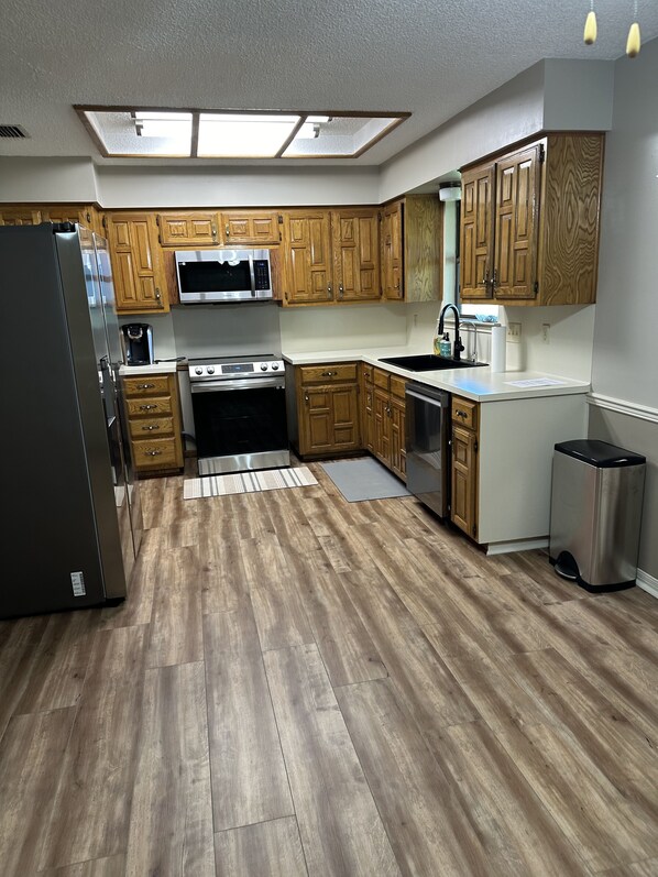 電子レンジ、オーブン、コンロ、食器洗い機