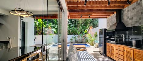 Refrigerador, microondas, horno y cafetera y tetera