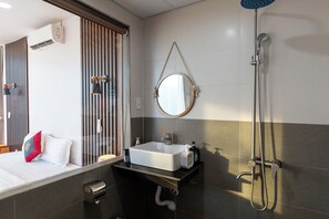 Panoramic Double Room, 1 King Bed, Hot Tub, Mountain View | Bathroom | Separate bathtub and shower, deep-soaking bathtub, rainfall showerhead - Moc Home Sapa Center (Sa Pa)
