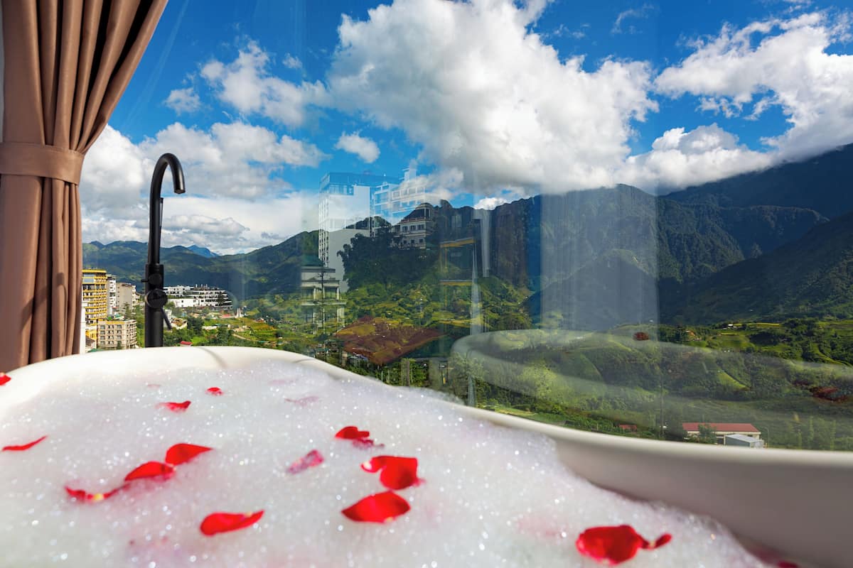 Deluxe Double Room, Bathtub, Mountain View | Private spa tub