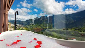 Deluxe-Doppelzimmer, Badewanne, Bergblick | Eigener Whirlpool