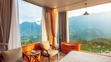 Panoramic-Doppelzimmer, 1 King-Bett, Whirlpool, Bergblick | Allergikerbettwaren, Betten mit Memory-Foam-Matratzen