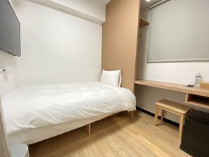 Standaard kamer | Een bureau, een laptopwerkplek, verduisterende gordijnen